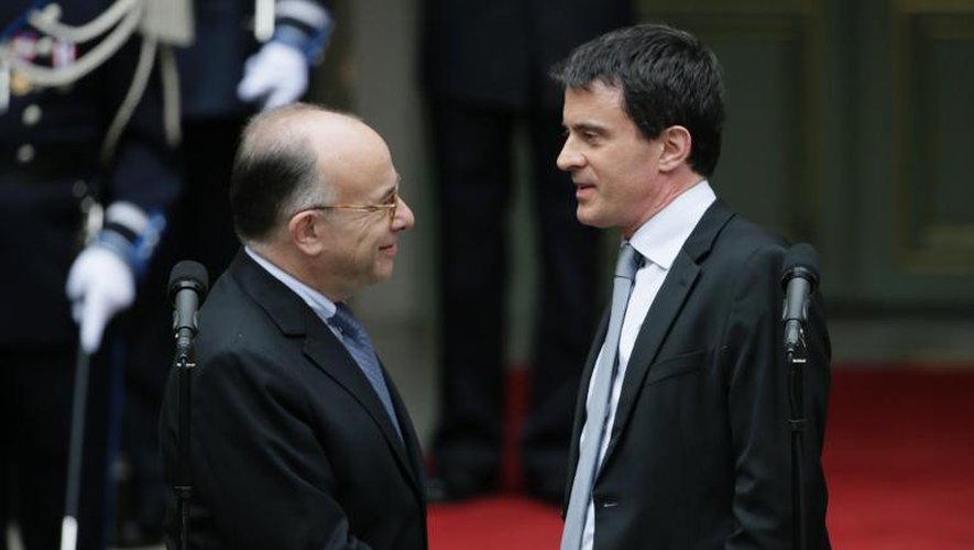 Bernard Cazeneuve et  Manuel Valls  lors de la cérémonie de passation de pouvoirs au ministère de l'Intérieur le 2 avril 2014 à Paris