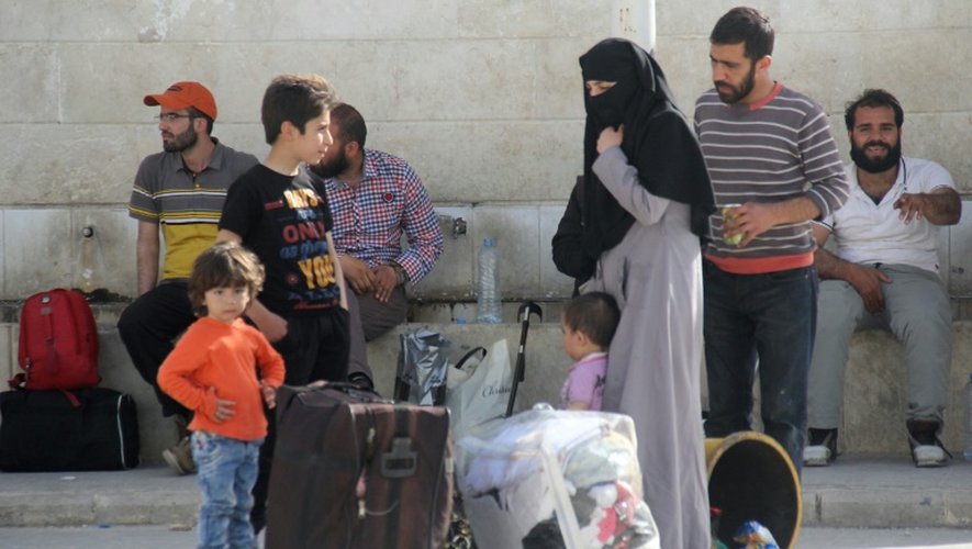 Des personnes  évacuées de quatre localités assiégées en Syrie, à leur arrivée le 21 avril 2016 à Idlib