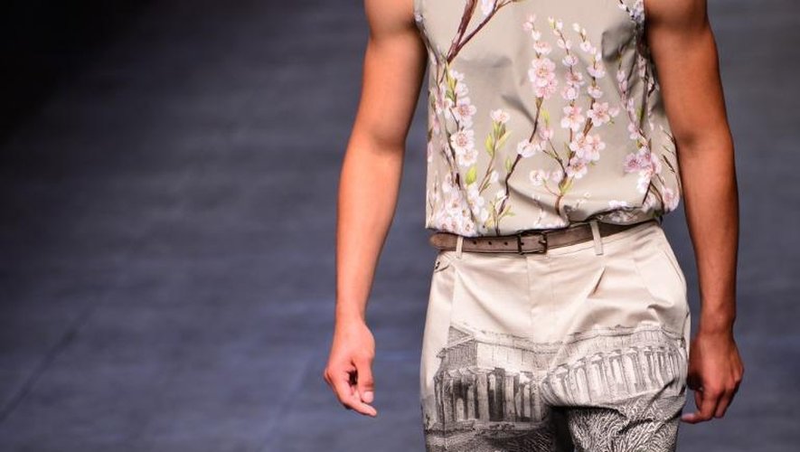 Un mannequin présente des vêtements de la collection de prêt-à-porter pour hommes Dolce&Gabbana printemps-été 2014, à Milan le 22 juin 2013