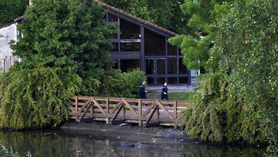 Des policiers près de l'étang où sont tombés des enfants, à Saint-Ouen-l'Aumône le 22 juin 2013
