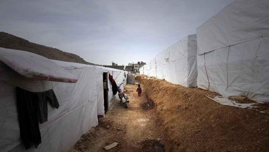 Une allée dans un camp de réfugiés de la ville libanaise d'Aarsal, à la frontière avec la Syrie, le 28 mars 2014