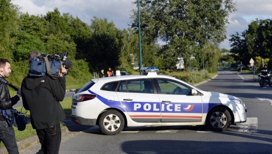 Une voiture de police près du lieu où des enfants sont tombés à l'eau le 22 juin, à Saint-Ouen-l'Aumône