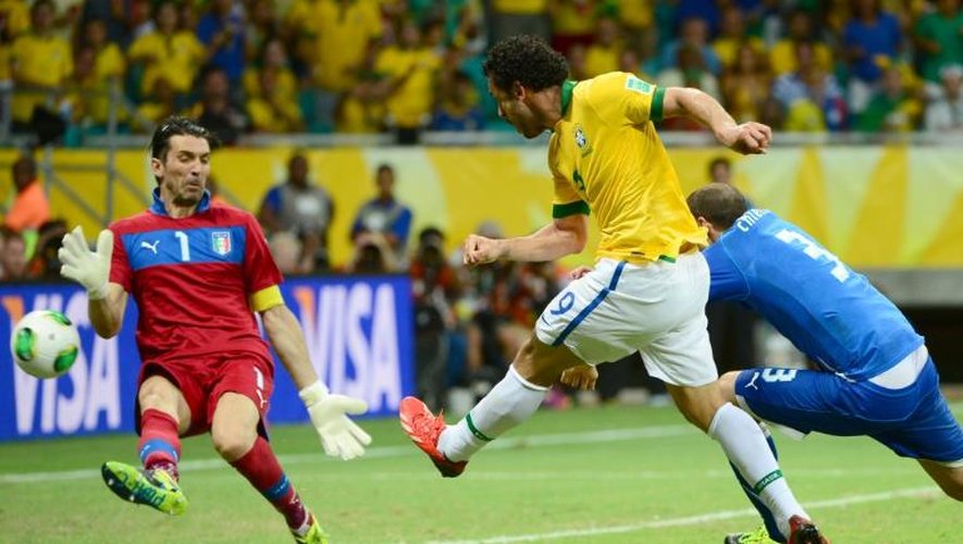 L'attaquant du Brésil Fred marque contre l'Italie pendant la Coupe des Confédérations, le 22 juin 2013 à Salvador de Bahia