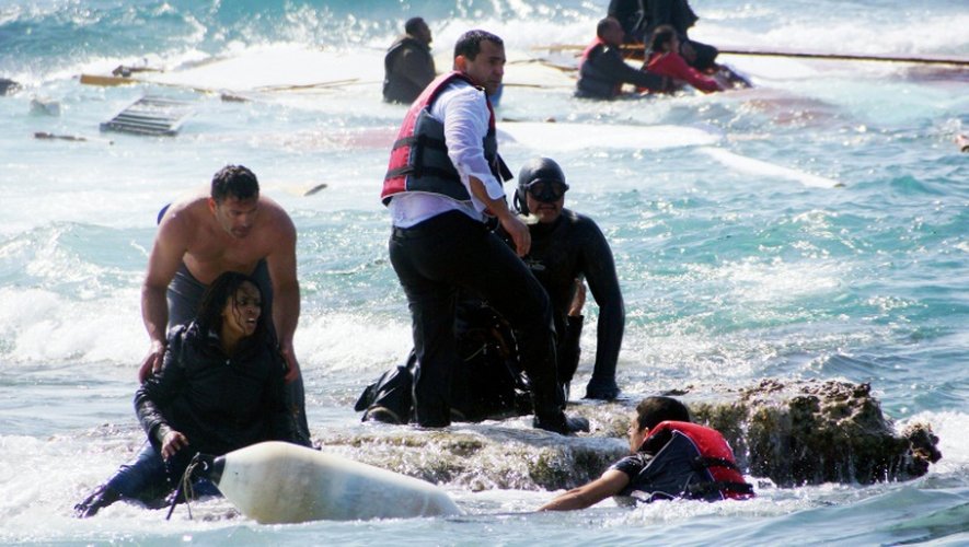 Des migrants secourus par des habitants après le naufrage de leur embarcation le 20 avril 2015 au large de Rhodes en Grèce