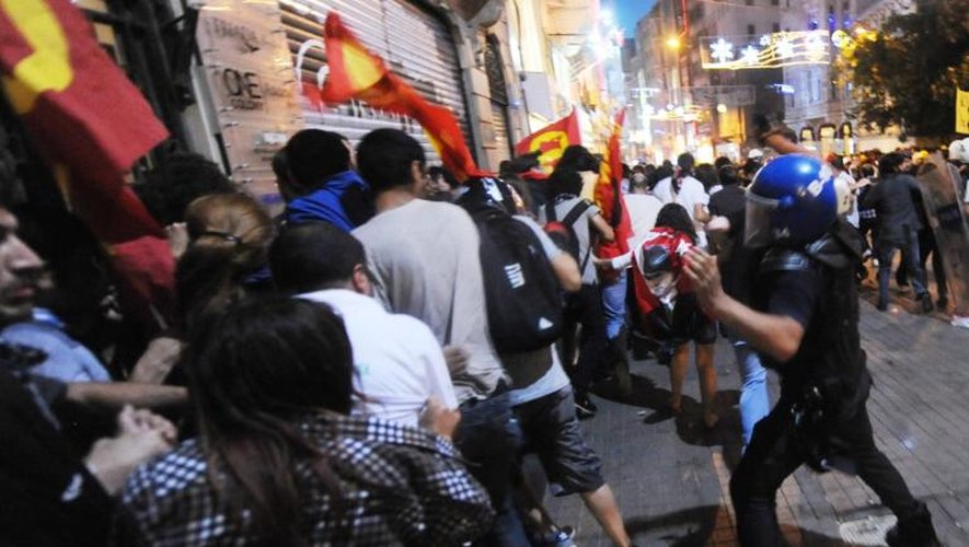 Des policiers tentent de repousser des manifestants, place Taksim à Istanbul, le 22 juin 2013
