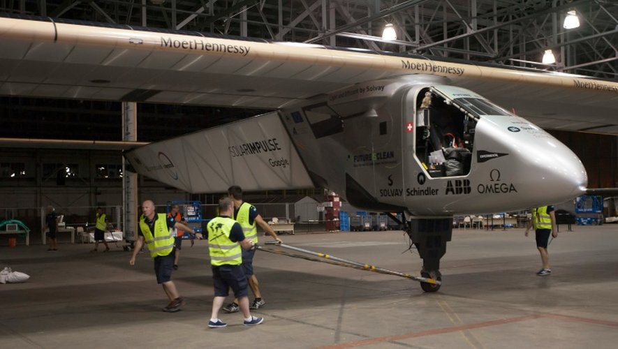 L'avion Solar Impulse 2 avant que le pilote Bertrand Piccard ne monte à bord à l'aéroport Kalaeloa à Hawaii le 21 avril 2016