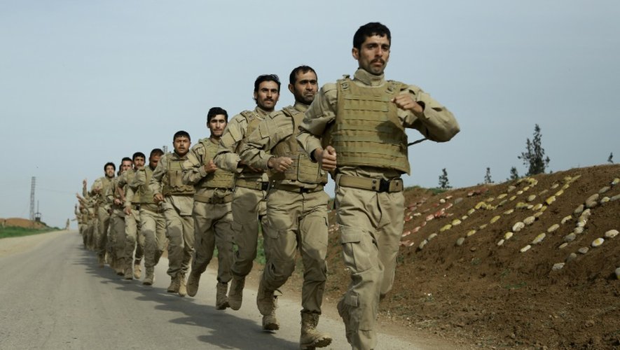 Des Kurdes suivent une formation obligatoire de neuf mois pour rejoindre les Forces de protection autonomes (FPA) kurdes, à Rmeilane en Syrie, le 24 mars 2016