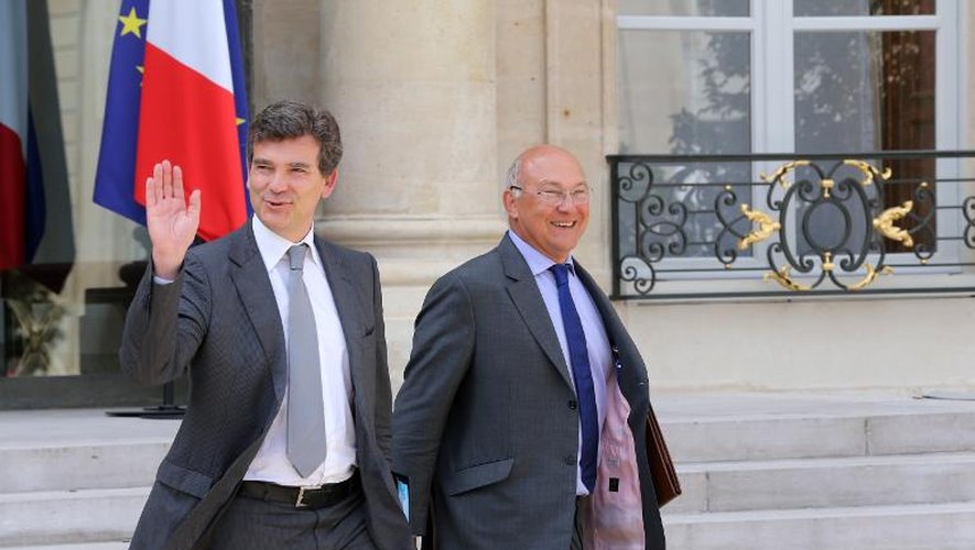 Arnaud Montebourg et Michel Sapin à la sortie du Conseil des ministres le 22 août 2012 à l'Elysée à Paris