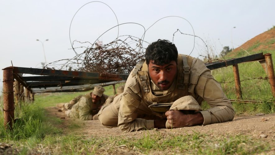 Un jeune Kurde lors d'une formation militaire obligatoire de neuf mois à Rmeilane en Syrie, le 24 mars 2016