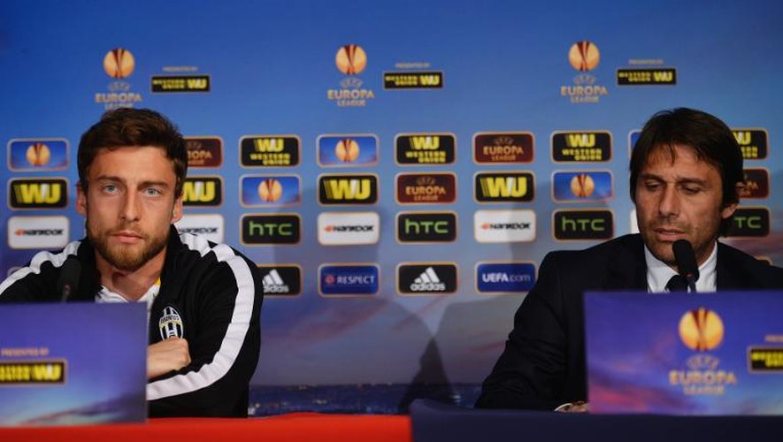 L'entraîneur de la Juventus Antonio Conte (d) son milieu Claudio Marchisio tiennent une conférence de presse, le 2 avril 2014 au stade de Gerland, à la veille du match contre Lyon en quart de finale de l'Europa League
