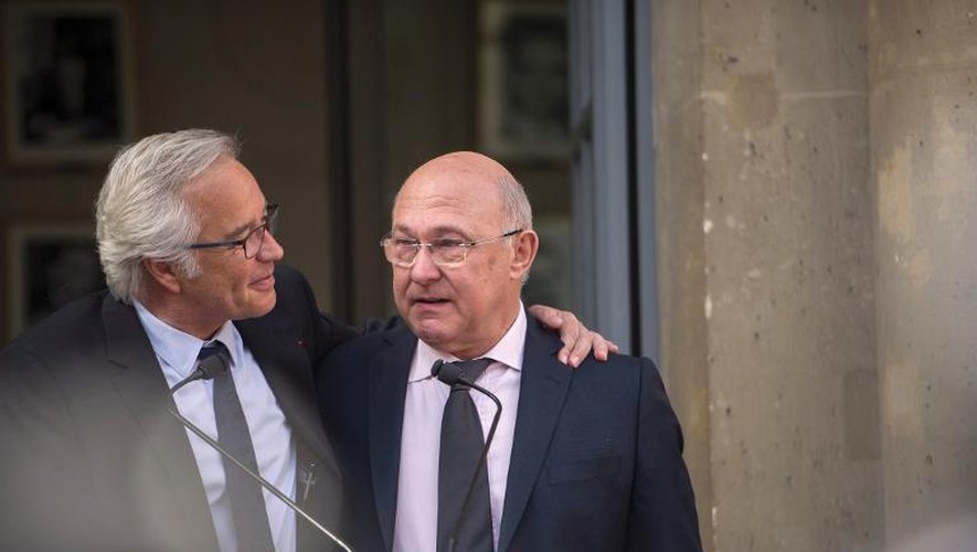 Francois Rebsamen et Michel Sapin au ministère du Travail pour la passation de pouvoirs le 3 avril 2014 à Paris