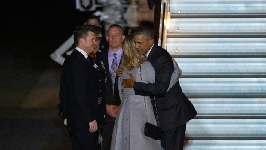 Le président Barack Obama embrasse la femme de l'ambassadeur des Etats-Unis à Londres Brooke Brown à son arrivée à Londres le 21 avril 2016 pour son arrivée en Grande-Bretagne