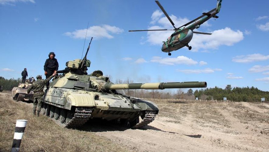 Des exercices militaires ukrainiens, non loin de la frontière russe, le 2 avril 2014