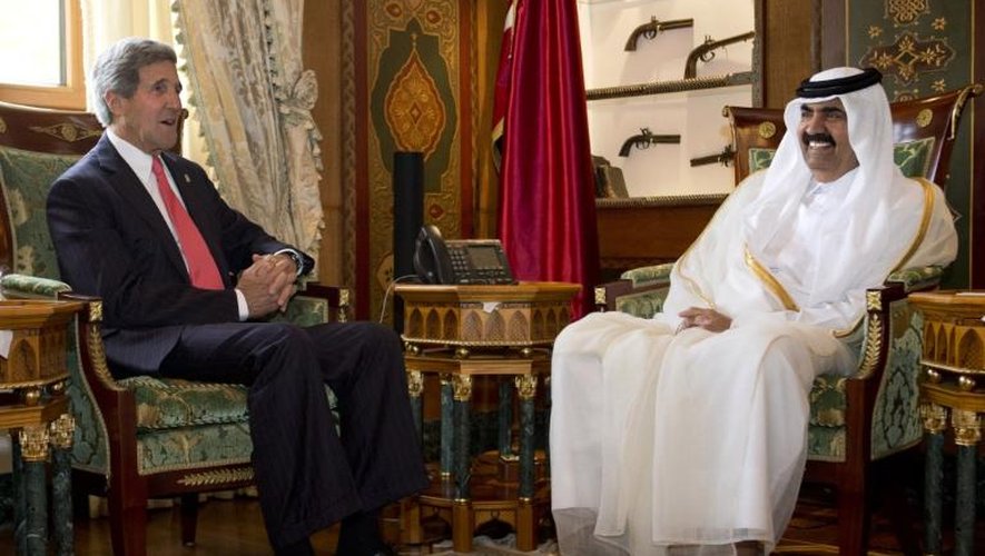 Le secrétaire d'Etat américain John Kerry et le chef de la diplomatie du Qatar, cheikh Hamad ben Jassem Al Thani s'entretiennent à Doha, le 23 juin 2013