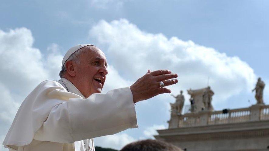 Le pape François sur la place Saint-Pierre, au Vatican, le 2 avril 2014