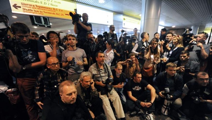 Des journalistes attendent l'arrivée d'Edward Snowden, dans le hall d'arrivée de l'aéroport de Moscou-Cheremetievo, le 23 juin 2013