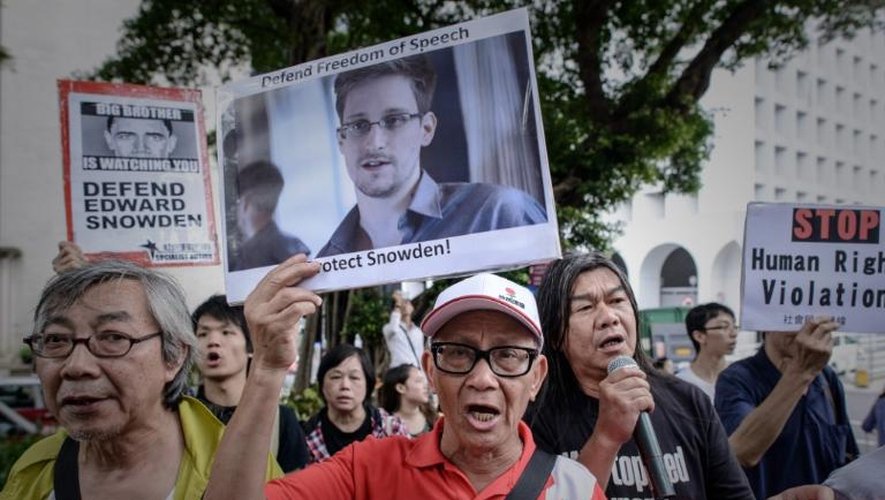Des manifestations crient des slogans en faveur d'Edward Snowden, le 13 juin 2013 à Hong Kong