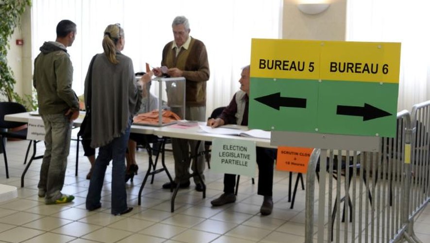 Des citoyens s'apprêtent à voter pour les législatives partielles, le 23 juin 2013 à Villeneuve-sur-Lot