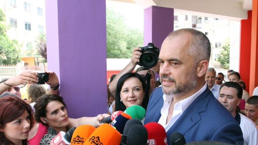 Le chef de l'opposition albanaise, le socialiste Edi Rama, s'adresse aux médias à la sortie d'un bureau de vote de Tirana, le 23 juin 2013