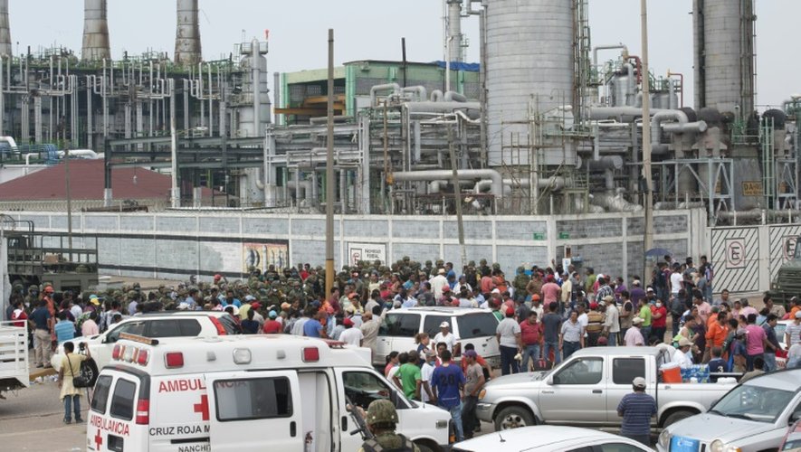 Les proches des ouvriers du complexe pétrochimique rassemblés devant l'usine le 21 avril 2016 à  Coatzacoalcos