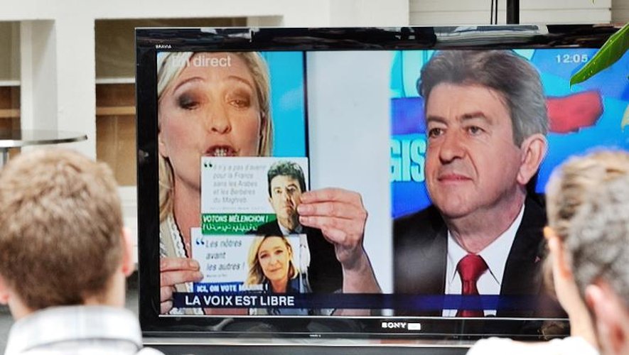 Photo d'archives datant du 2 juin 2012 montrant Marine le Pen et Jean-Luc Melenchon, lors d'un débat télévisé sur France 3 durant la campagne législative de 2012, au cours d'un échange portant sur de prétendus "faux tracts".