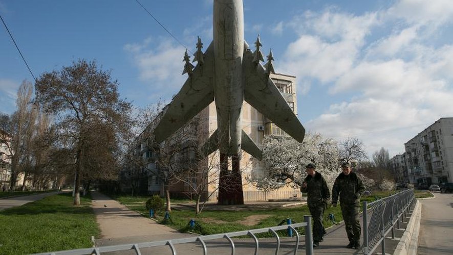 Une base aérienne avec une statue d'un avion de chasse, le 14 mars 2014 sur l'aéroport militaire de Sébastopol