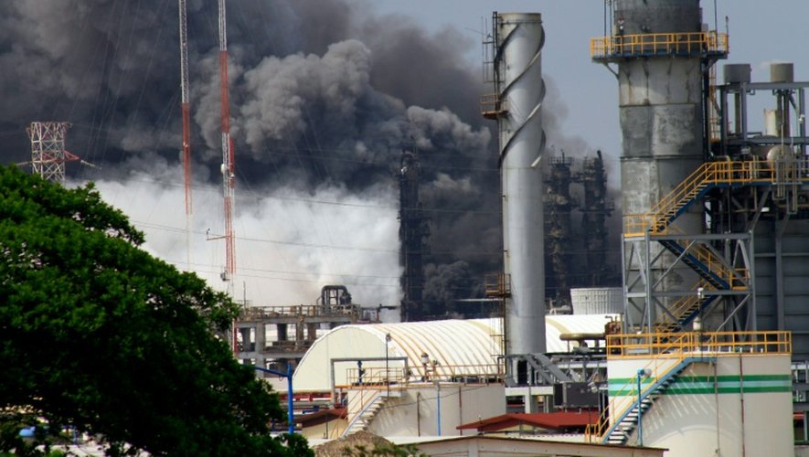 De la fumée s'échappe du complexe pétrochimique Petroquimica Mexicana de Vinilo après une explosion le 20 avril 2016 à Coatzacoalcos