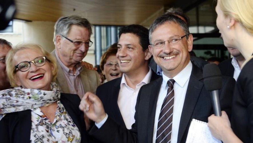 Jean-Louis Costes (2e à droite) réagit auprès de journalistes après son élection au siège de député de Jérôme Cahuzac, le 23 juin 2013 à Fumel