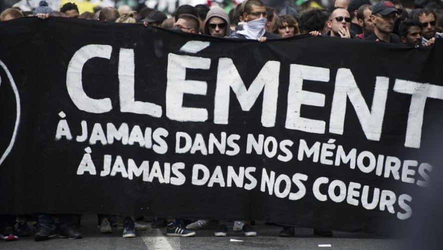 Des manifestants défilent pour dénoncer le fascisme et honorer la mémoire de Clément Méric, le 23 juin 2013 à Paris