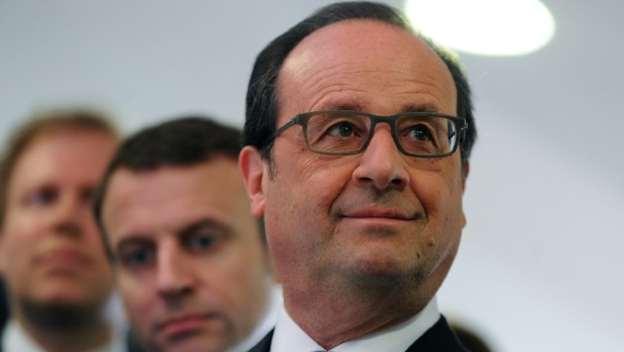 Le ministre de l'Economie Emmanuel Macron et le président  François Hollande lors d'une visite à l'usine Novo Nordisk le 21 avril 2016 à Chartres