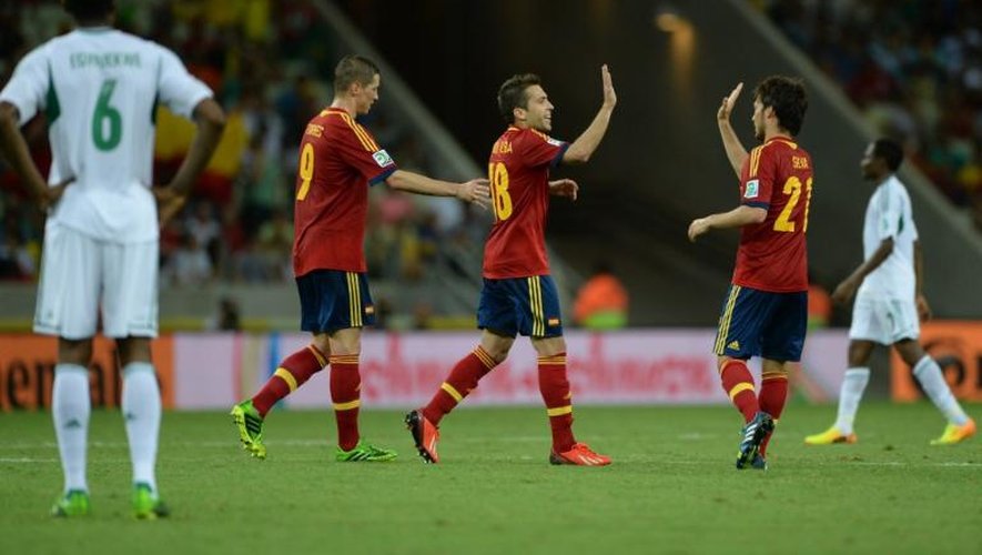 Le défenseur Espagnol Jordi Alba (au centre) avec Fernando Torres et David Silva après la victoire contre le Nigeria le 23 juin 2013 à Fortaleza