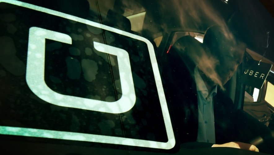 Un homme essaye un véhicule lors du premier salon de recrutement d'Uber à Los Angeles, le 10 mars 2016