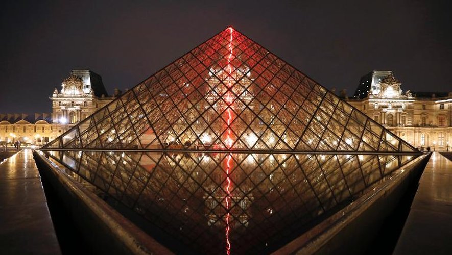 "Sous le plus grand chapiteau du monde", installation de l'artiste Claude Lévêque sous la pyramide du Louvre, le soir du 2 avril 2014