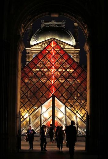 "Sous le plus grand chapiteau du monde", installation de l'artiste Claude Lévêque sous la pyramide du Louvre, le soir du 2 avril 2014