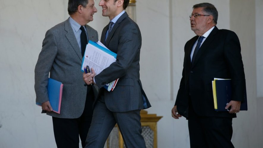 Le ministre de l'Economie Emmanuel Macron à la sortie du conseil des ministres le 20 avril 2016 à l'Elysée à Paris