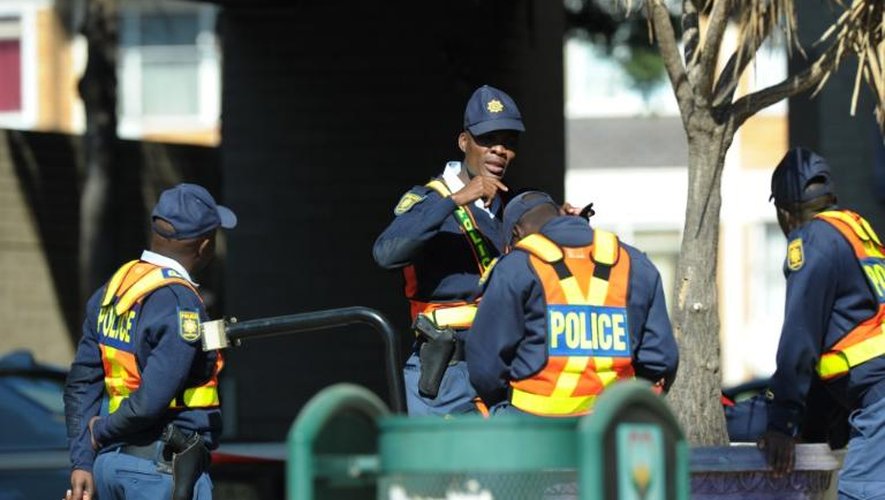 Des policiers devant l'hôpital où est soigné Nelson Mandela, à Pretoria, le 23 juin 2013