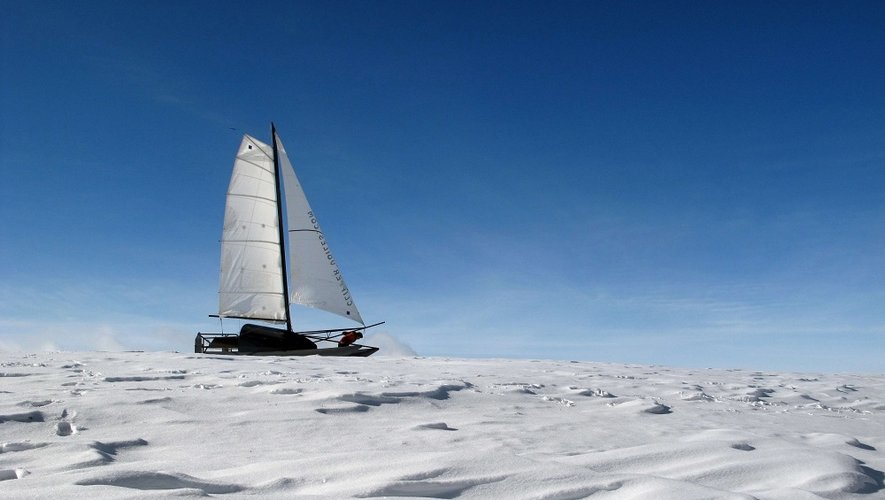Babouchka, à la fois voilier, char à voile et traîneau avait été testé sur l'Aubrac fin janvier 2013. Le catamaran de 6m de long s'élancera sur la voie du pôle Nord géographique le 5 juillet.