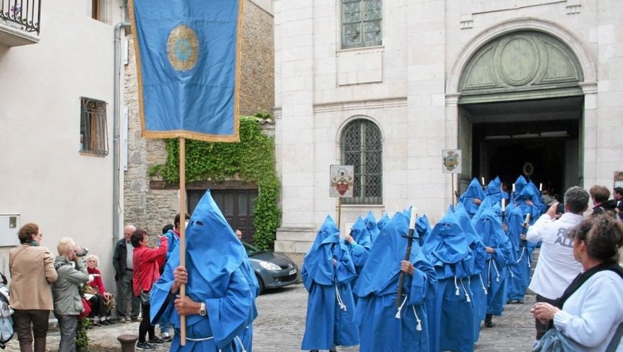 La procession des Pénitents bleus a débuté de la chapelle des Pénitents noirs de la sainte Croix.