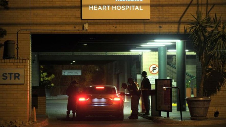 Des policiers à l'entrée de l'hôpital Medi-Clinic Heart, à Pretoria, le 23 juin 2013