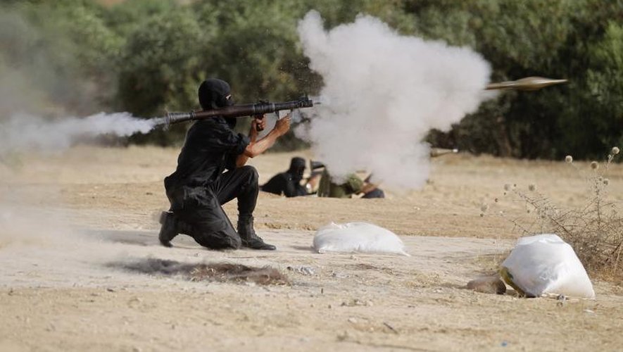 Un Palestinien tire une roquette dans la Bande de Gaza, le 6 juin 2013