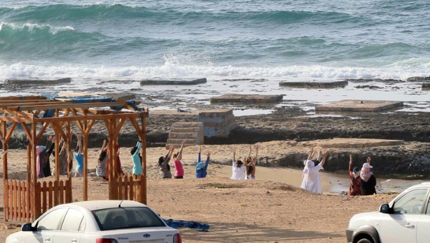 Des femmes libyennes participent à une séance de yoga sur la plage à Tripoli, le 14 avril 2016