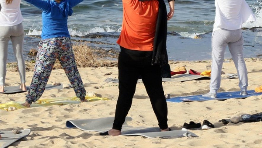 Des femmes libyennes pratiquent des exercices de yoga sur une plage de Tripoli, le 14 avril 2016