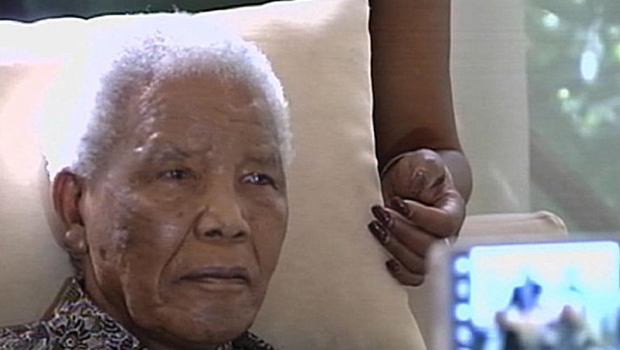 Capture d'écran d'une vidéo de la chaîne de télévision sud-africaine SABC montrant Nelson Mandela chez lui à Johannesburg, le 29 avril 2013