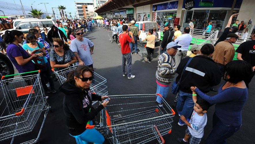 Des Chiliens font la queue devant une épicerie à Iquique le 3 avril 2014