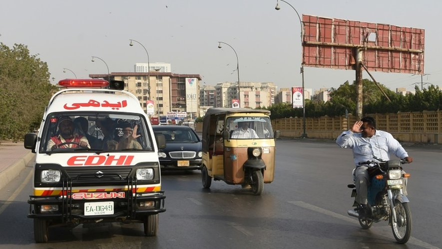 Abudl Sattar Edhi (passager avant) dans une ambulance de sa fondation, à Karachi le 15 février 2016