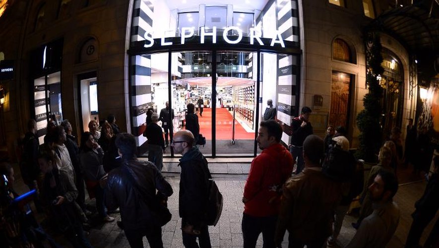 L'entrée du magasin Sephora le 9 octobre 2013 dans la soirée sur les Champs-Elysees à Paris