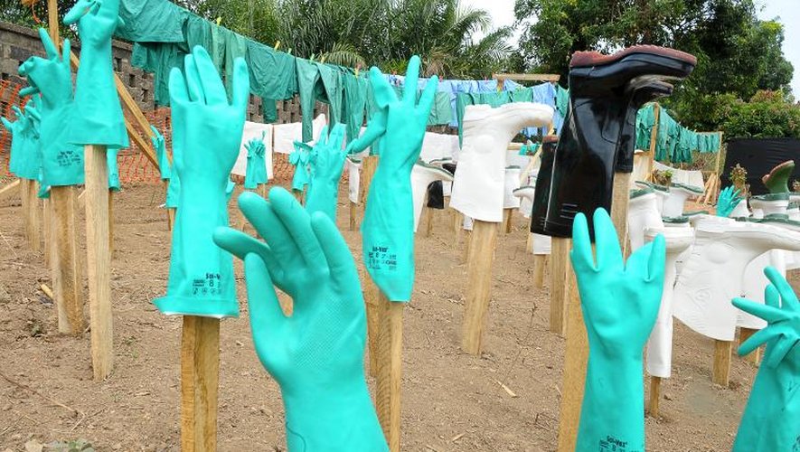 Vue de gants et bottes utilisés par le personnel médical d'un centre de victimes du virus Ebola, à Guekedou, en Guinée, le 1er avril 2014