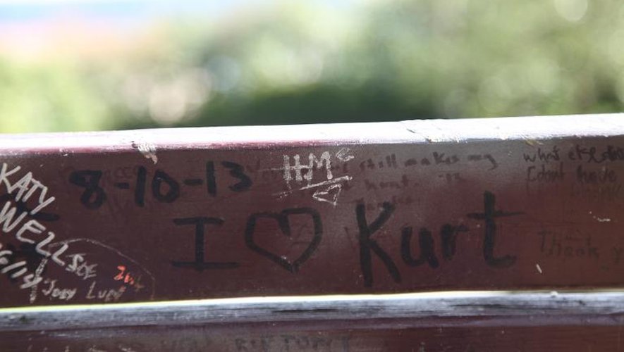 Détail des graffitis sur le banc d'Aberdeen dédié à Kurt Cobain, le 1er avril 2014