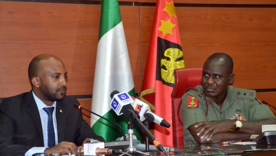 Le général Tukur Yusuf Buratai (g), chef d'état-major des armées nigérianes et Netsanet Belay (g), directeur d'Amnesty International pour la recherche et le plaidoyer en Afrique, au siège de l'armée à Abuja le 18 février 2016