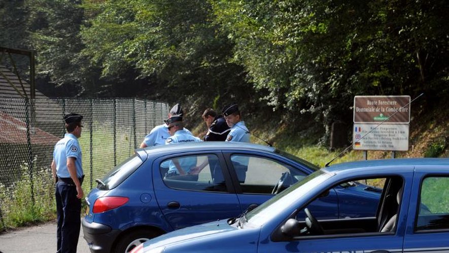 Des gendarmes français sur les lieux de la tuerie de Chevaline, le 6 septembre 2012, dans les Alpes